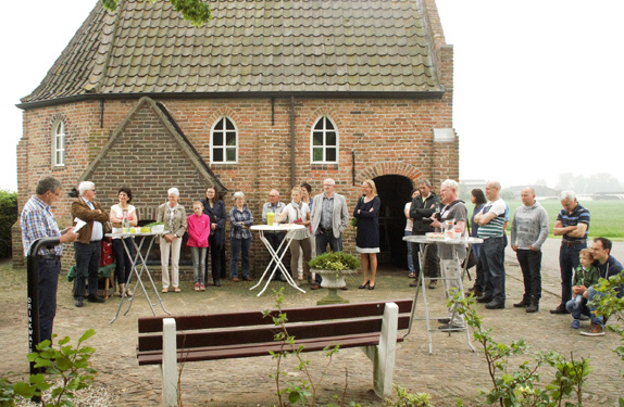 04-06-2016 Opening watertappunt Esdonks kapelleke. Foto Johan van de Laar. 005