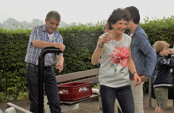04-06-2016 Opening watertappunt Esdonks kapelleke. Foto Johan van de Laar. 024