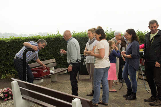 04-06-2016 Opening watertappunt Esdonks kapelleke. Foto Johan van de Laar. 026