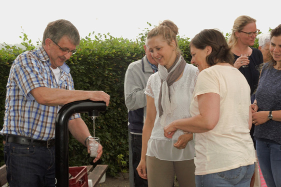 04-06-2016 Opening watertappunt Esdonks kapelleke. Foto Johan van de Laar. 028