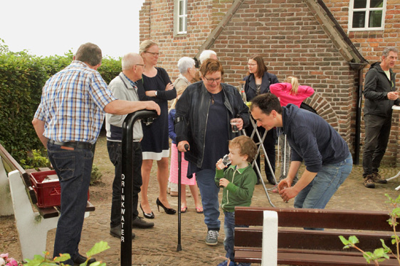 04-06-2016 Opening watertappunt Esdonks kapelleke. Foto Johan van de Laar. 032